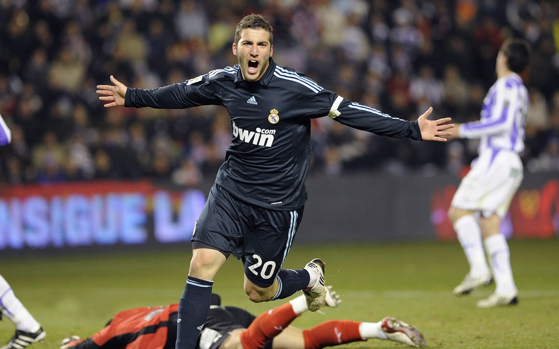 足球摄影师联合展览记录联赛精彩瞬间,足球摄影获奖作品